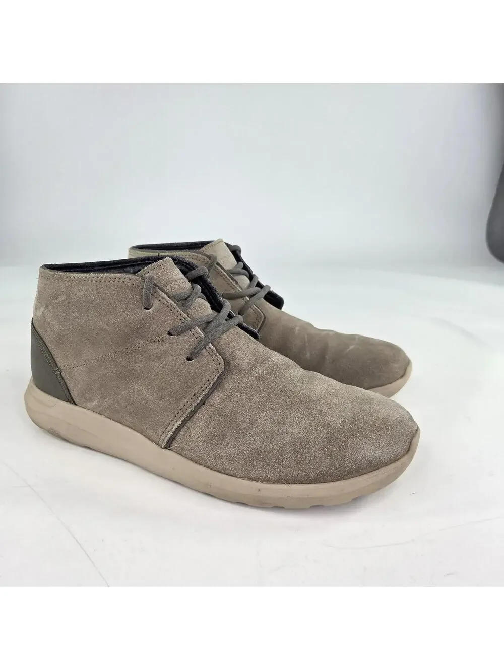 Crocs Men's Kinsale Chukka Boots US 11 M Gray Suede Leather Lace-Up Boot